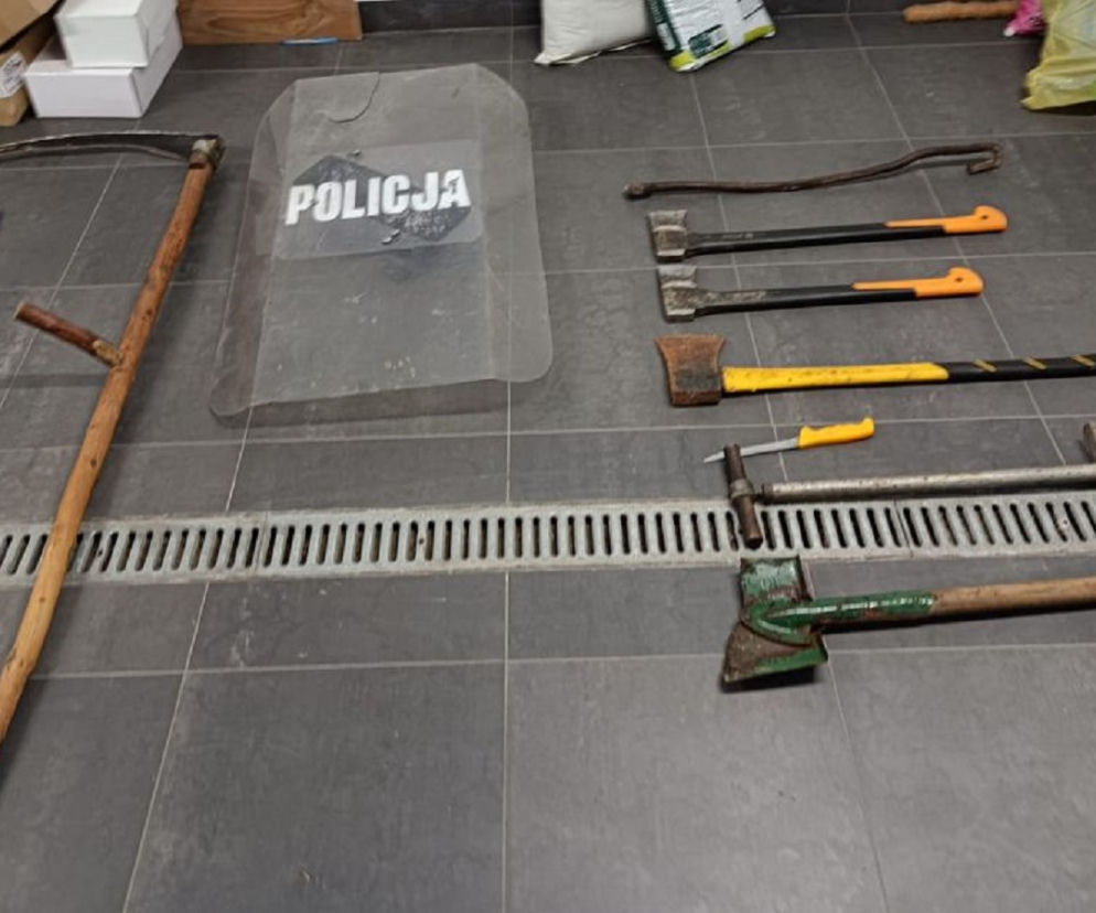  Bracia zaatakowali siekierami policjantów! W ruch poszła też kosa i nóż. Masakra na Podkarpaciu