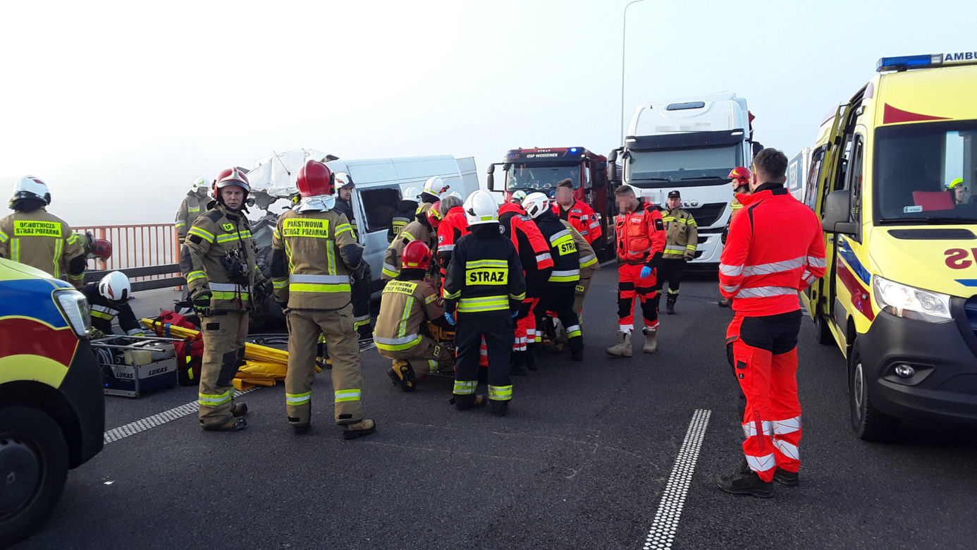 Śmiertelny wypadek na A1 pod Łodzią! 43-latek z busa nie żyje, kilka osób rannych [ZDJĘCIA].