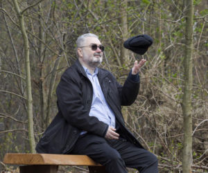 Karol Karski w lesie