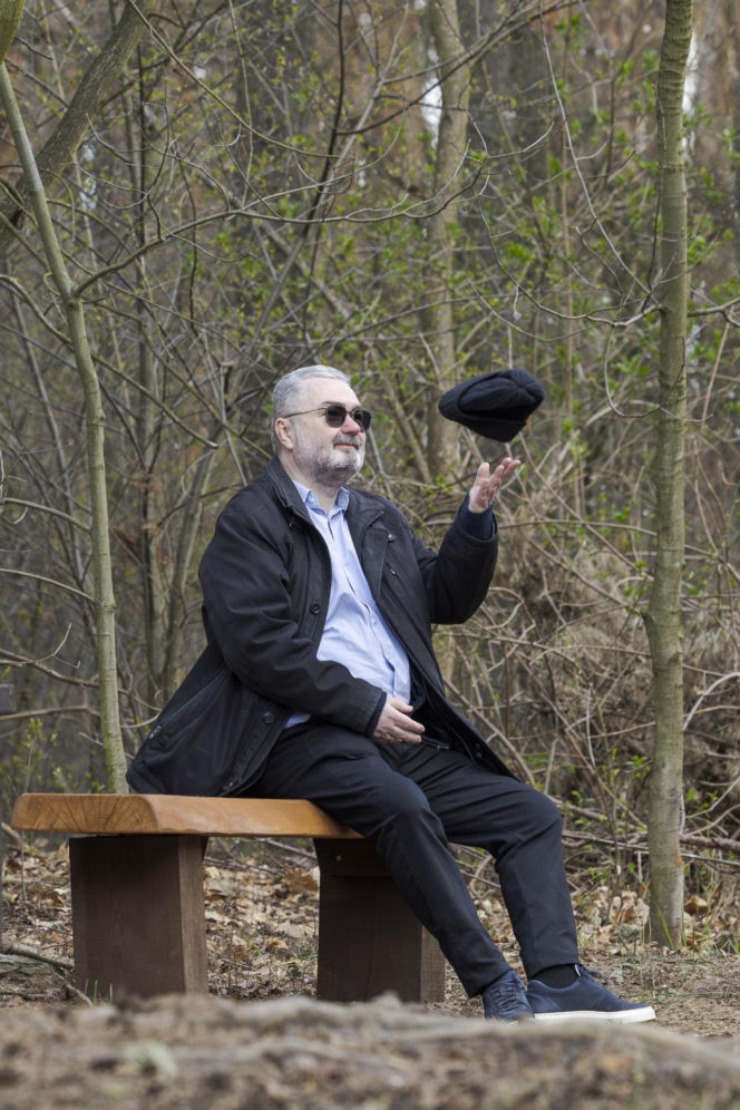 Karol Karski w lesie