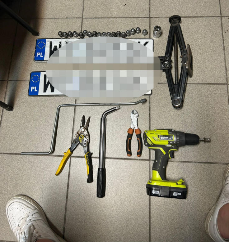 Pościg za złodziejem kół w Warszawie. Pirat drogowy staranował radiowóz!