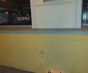 Znicze przed restauracjami w Poznaniu