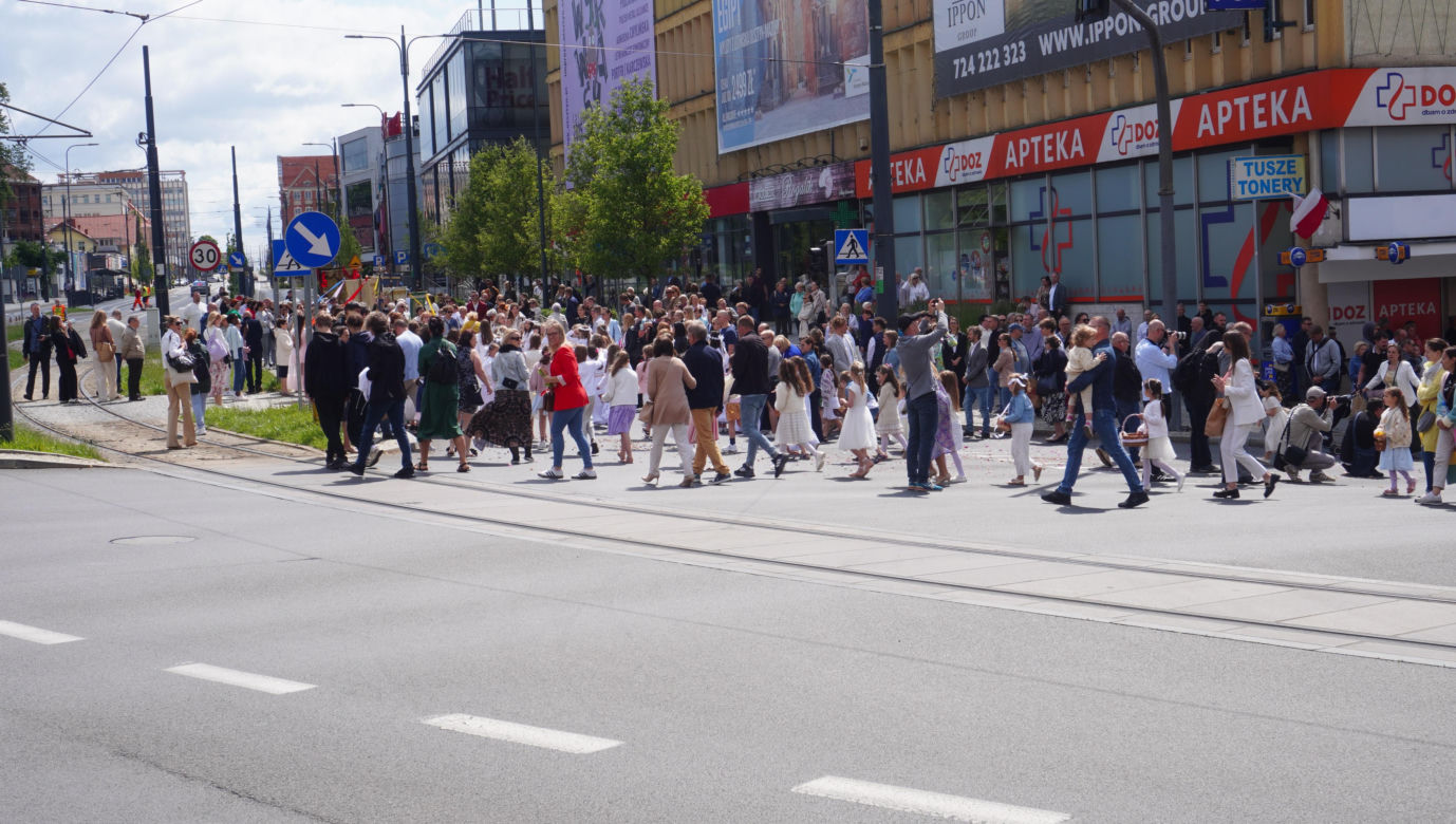 Boże Ciało 2025. Tysiące osób uczestniczyło w olsztyńskich procesjach