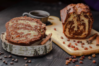 Puszysta, delikatna i długo świeża. Ta babka na oleju siostry Anastazji to pewniak do kawy i na święta