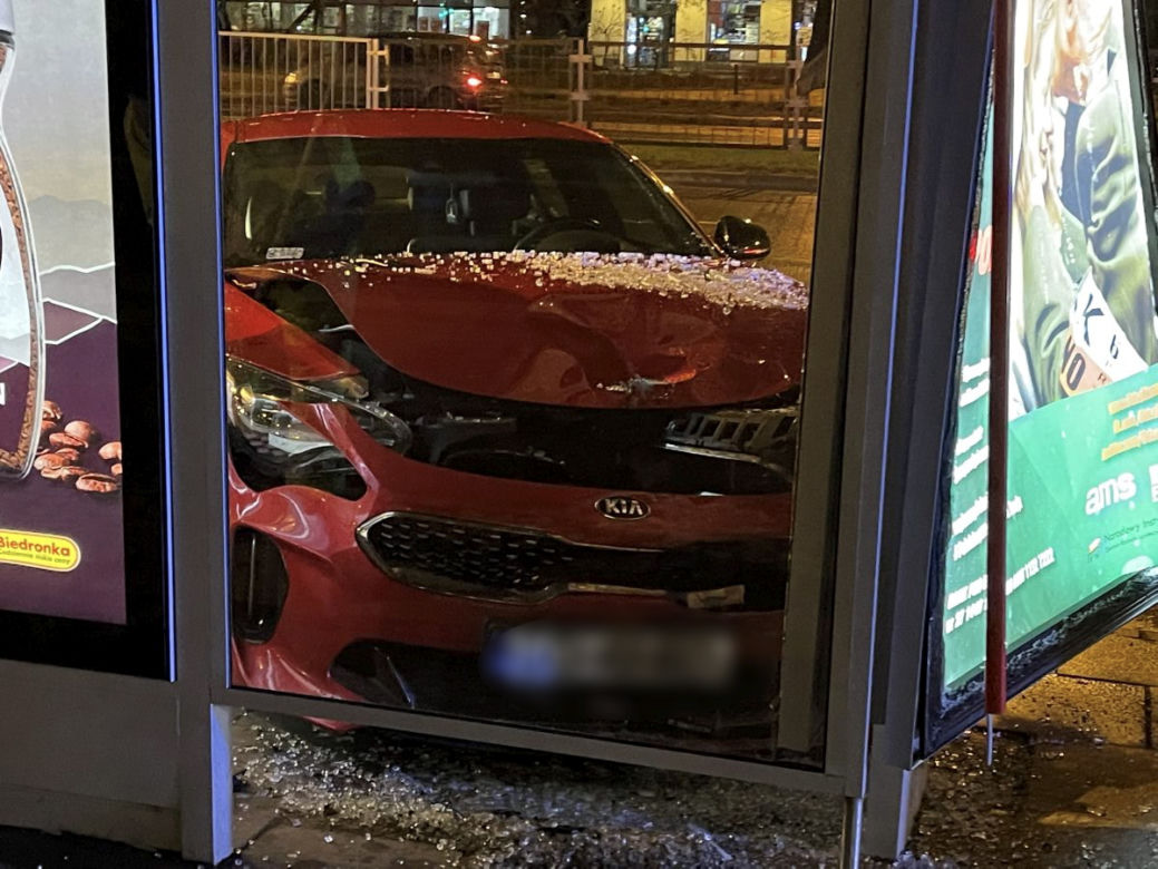 Takie piękne auto roztrzaskane. Bo się kierowca zagapił ... 