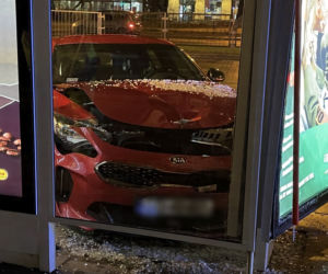 Takie piękne auto roztrzaskane. Bo się kierowca zagapił ... 