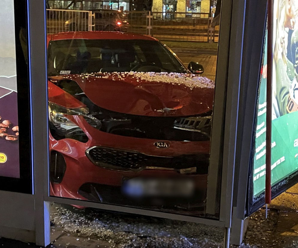 Takie piękne auto roztrzaskane. Bo się kierowca zagapił ... 