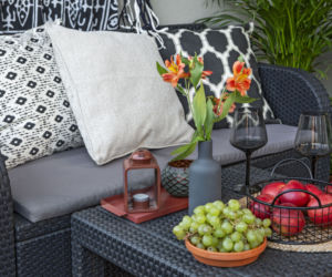 Mały balkon w bloku lub kamienicy z sofą i fotelami