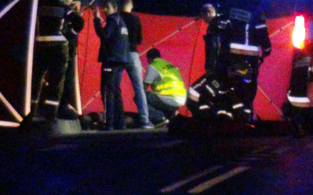 Drogowy horror w Kobyłce. Rozwalili kabriolet na słupie. Dwie osoby nie żyją