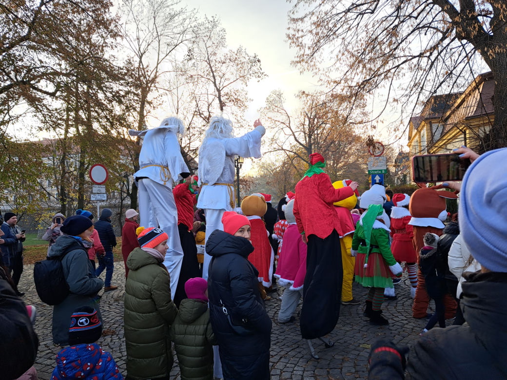 Parada Św. Mikołaja w Rzeszowie. Tłumy dzieci na spotkaniu ze Świętym na Rynku