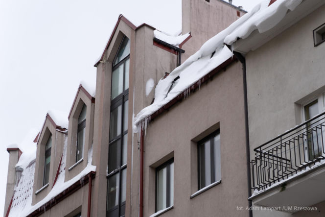 W Rzeszowie trwa walka z zimą. Ważny apel do właścicieli budynków