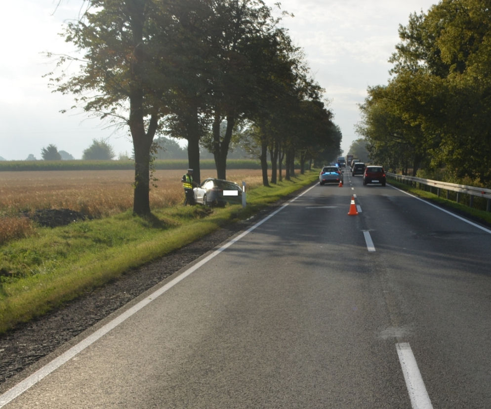 Groźny wypadek w powiecie radziejowskim. 65-letni kierowca uderzył w drzewo! [ZDJĘCIA]