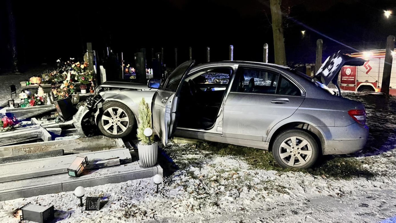 Zdemolował bramę cmentarza i wjechał w nagrobki! Zaskakujące zachowanie 41-latka
