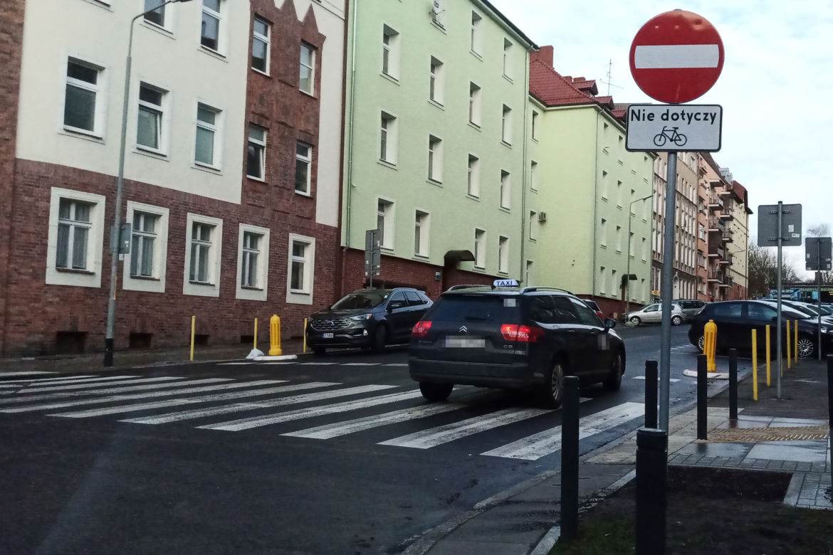 Taksówkarze jeżdżą "pod prąd" na ulicy Wilków Morskich