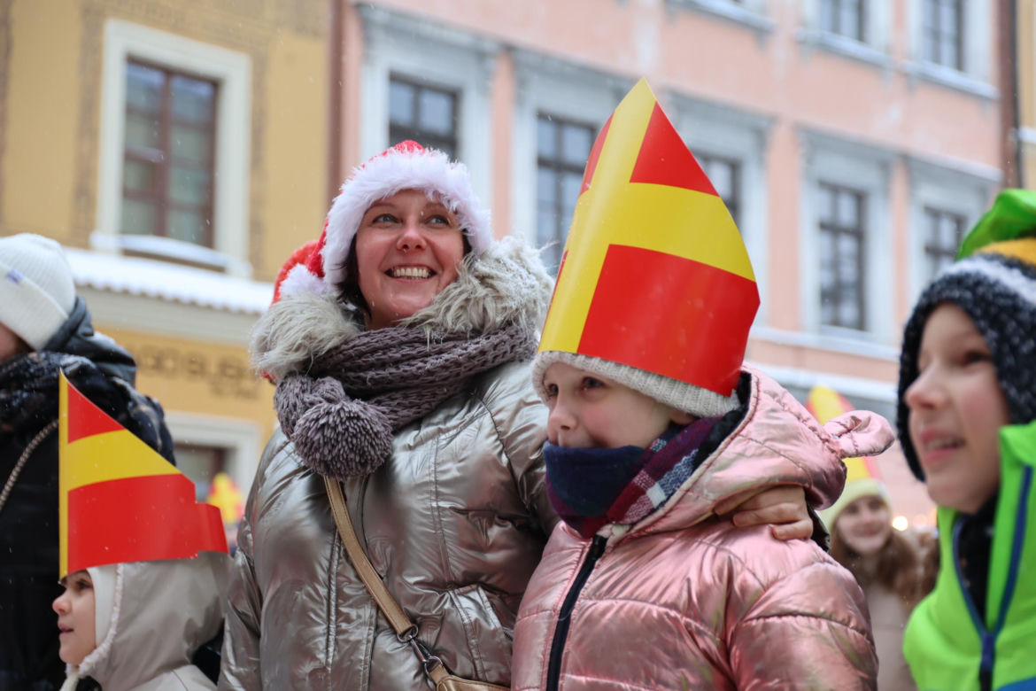 Orszak Świętego Mikołaja 2023 przeszedł przez Lublin. Było śnieżnie i radośnie! 