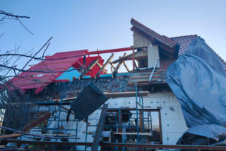 Dom Państwa Wysockich po pożarze - pierwsze prace to remont dachu
