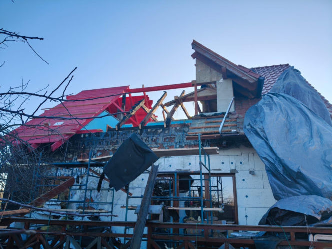 Dom Państwa Wysockich po pożarze - pierwsze prace to remont dachu