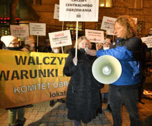 Mamy dość życia bez kaloryferów! Protest pod urzędem dzielnicy Praga-Północ
