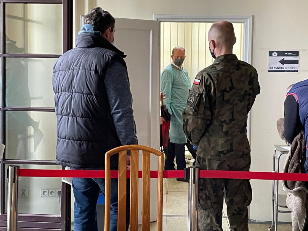 Wojewoda szczepił w sobotę warszawiaków na placu Bankowym