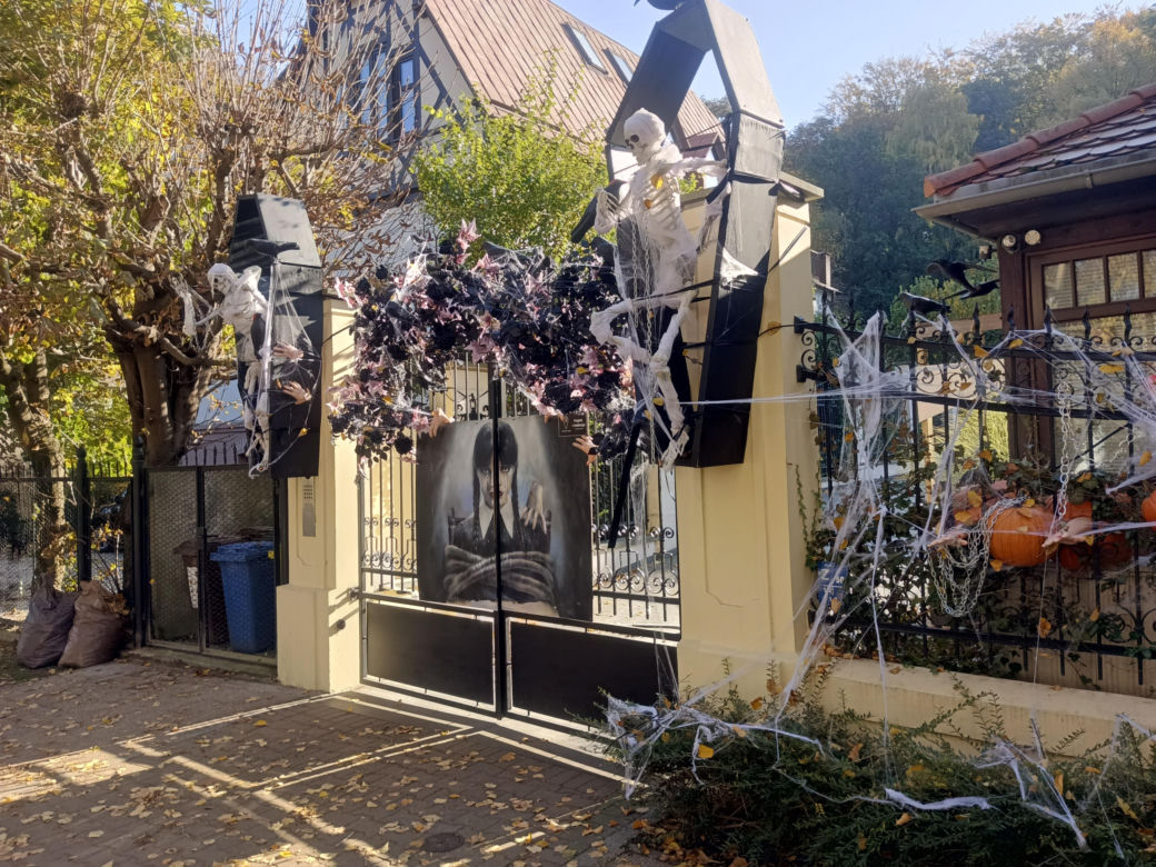 Willa na Jaśkowej Dolinie w Gdańsku znów straszy! Tegoroczny motyw Halloween budzi niepokój