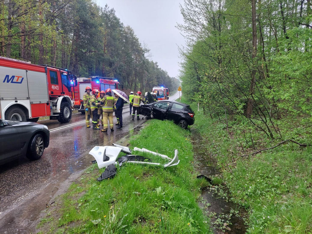 Wypadek na drodze nr 42 w Brodach. Zderzyły się dwa auta osobowe