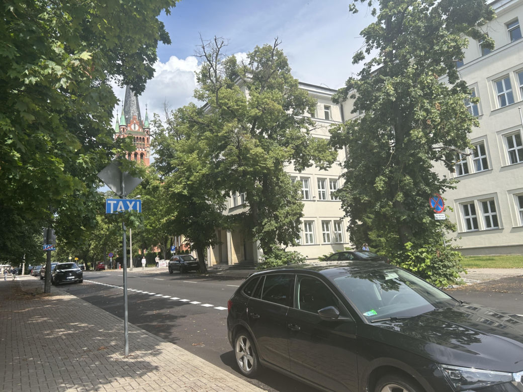 Zmiany na Kopernika. Kierowcy parkują na jezdni