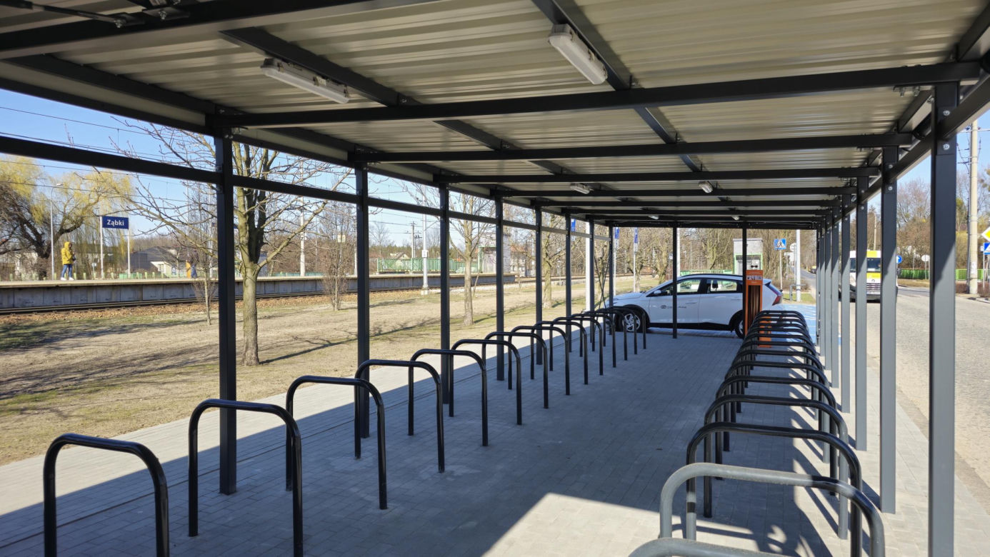 Remont dworca kolejowego pod Warszawą. Zmienił się nie do poznania - jeśli da radę to na wprowadzające przed/po dworca w Ząbkach, wcześniej był obdrapany i pomazany