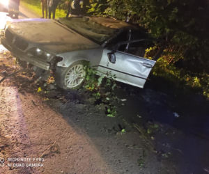 Podkarpackie. BMW wypadło z drogi [ZDJĘCIA]