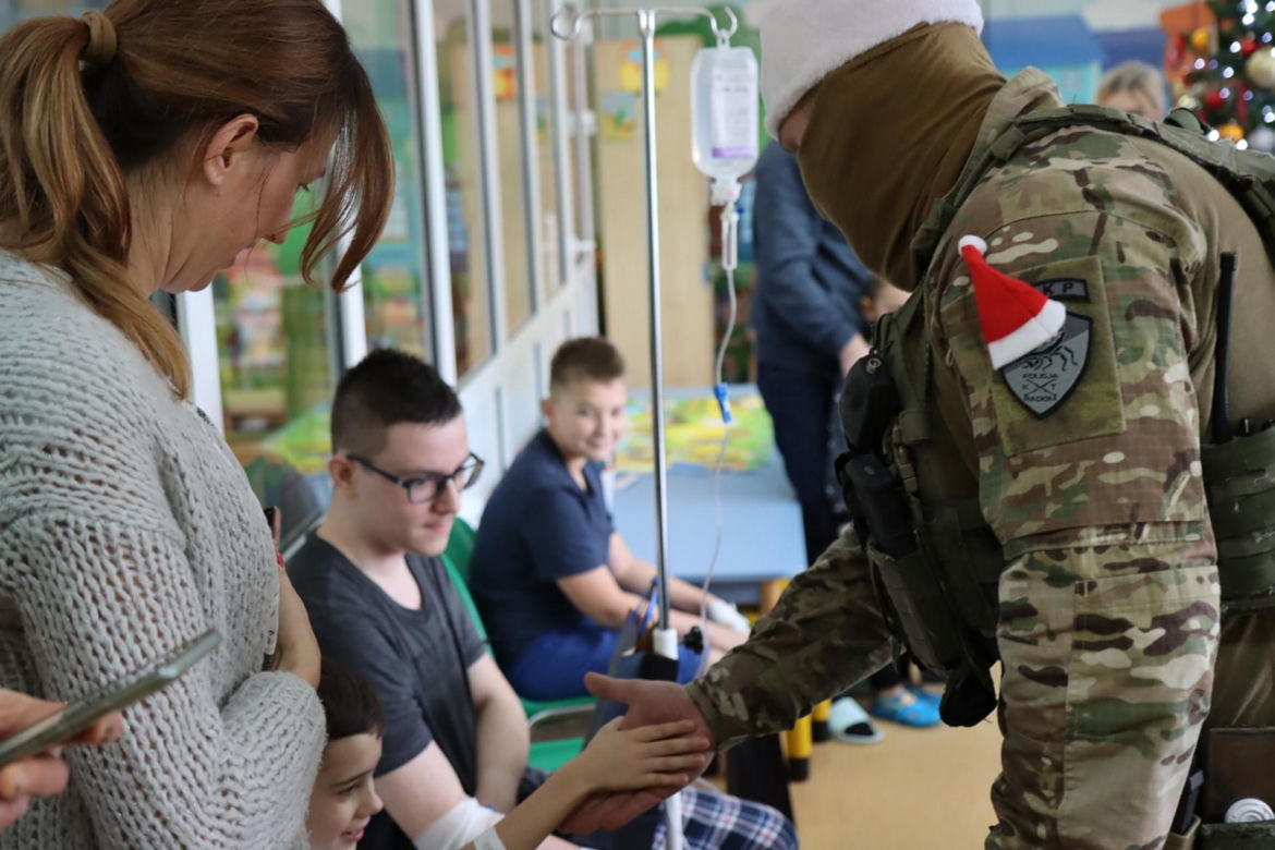 Kontrterroryści w czapkach św. Mikołaja zwisali z dachu szpitala. Zrobili to dla dzieci