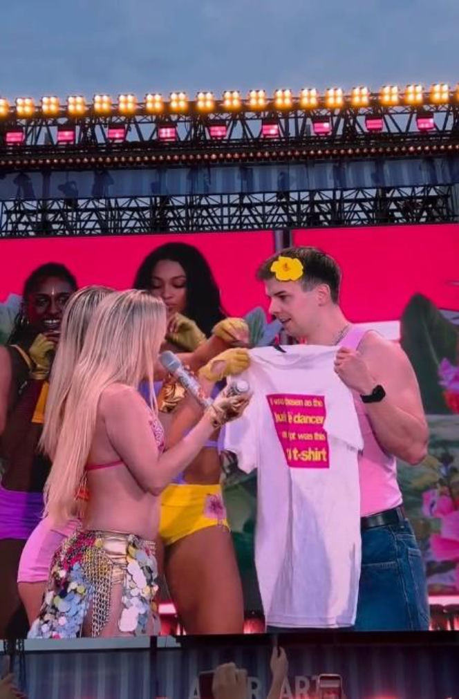 Radny z Konina na scenie z Zara Larsson