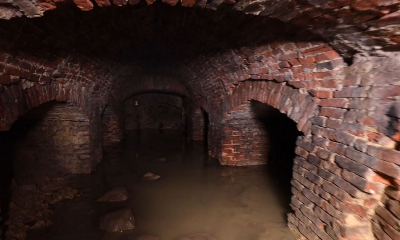 Tajemniczy tunel na Ursynowie. Badają tajemnice „grobów masońskich”