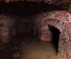 Tajemniczy tunel na Ursynowie. Badają tajemnice „grobów masońskich”