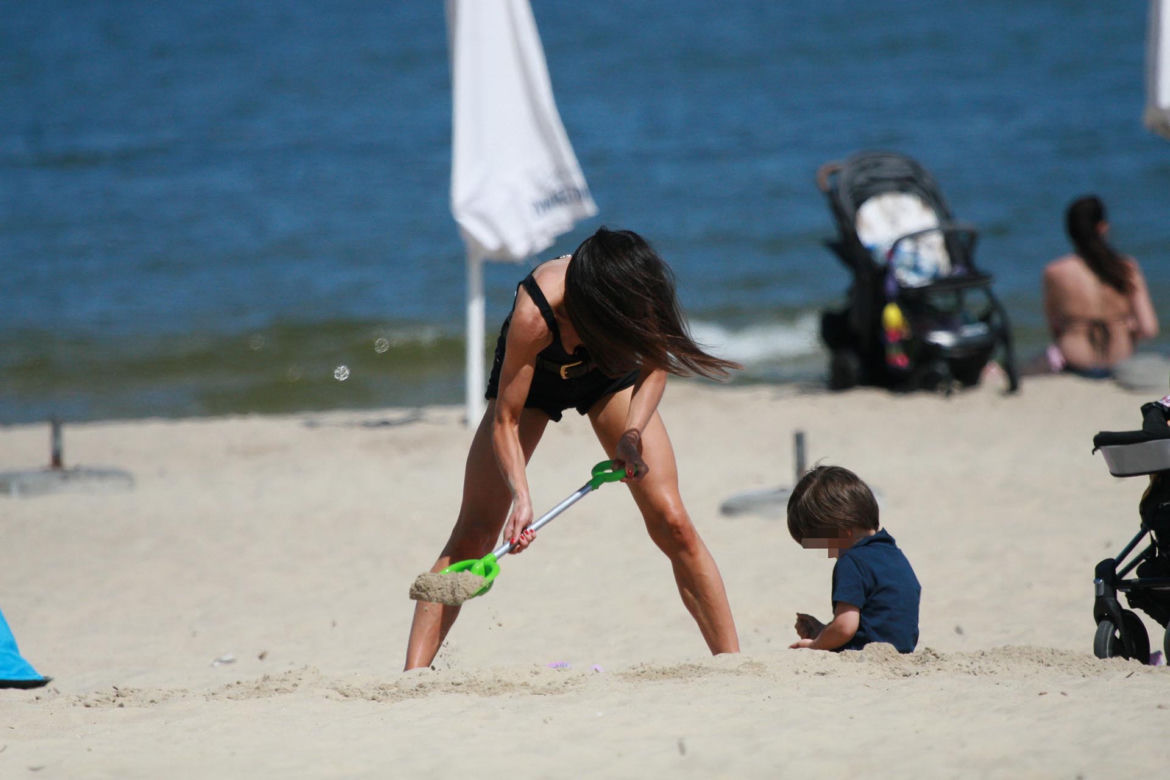 Marta Kaczyńska okopała się z synkiem na plaży