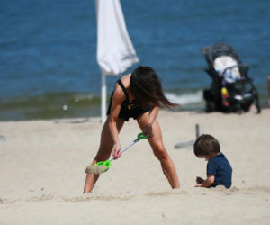 Marta Kaczyńska okopała się z synkiem na plaży