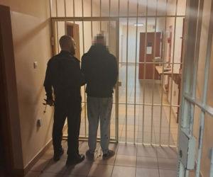 Trzech mężczyzn trafiło do aresztu, a kolejni mają dozór i zakaz zbliżania się do pokrzywdzonych