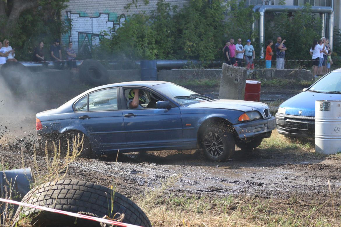Charytatywny Wrak Race. Andrzej z Plutycz i Adam Kraśko zbierali pieniądze dla chorej Dominiki