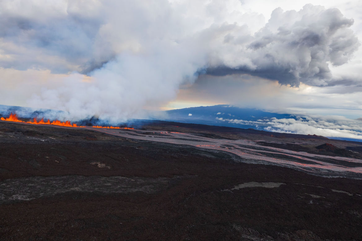 Wulkan Mauna Loa na Hawajach wybuchł po 40-stu latach. Jest największy na świecie! [ZDJĘCIA]