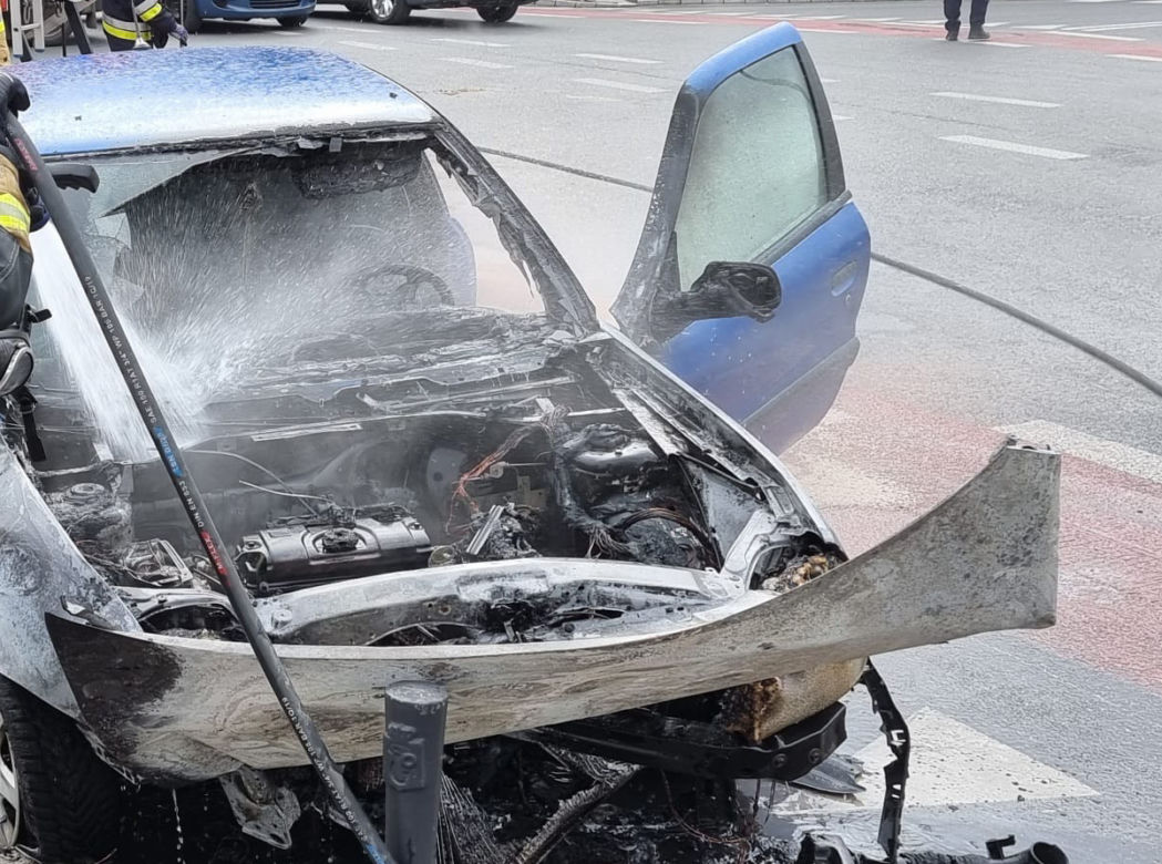Wypadek samochodowy na Kamionku. Auto stanęło w płomieniach