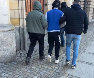 Brutalny rozbój. 27-latek wywieziony nad jezioro i porzucony bez ubrań