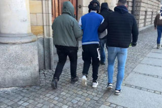 Brutalny rozbój w Pyskowicach. 27-latek wywieziony nad jezioro i porzucony bez ubrań