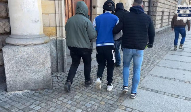 Brutalny rozbój. 27-latek wywieziony nad jezioro i porzucony bez ubrań