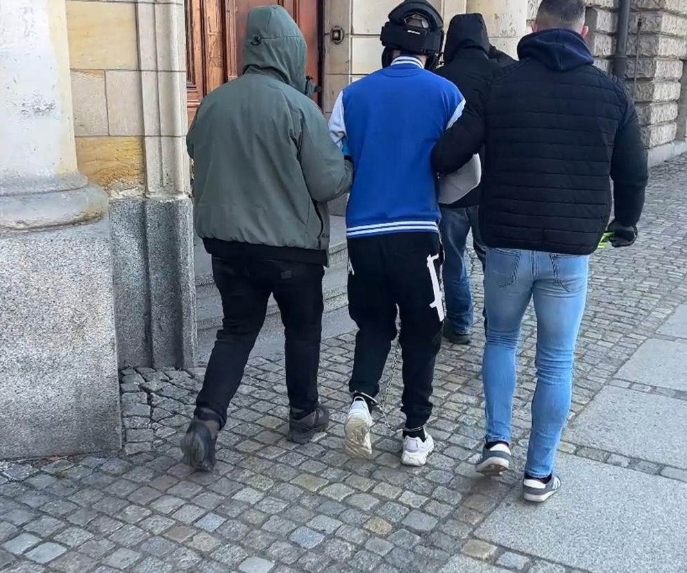 Brutalny rozbój w Pyskowicach. 27-latek wywieziony nad jezioro i porzucony bez ubrań