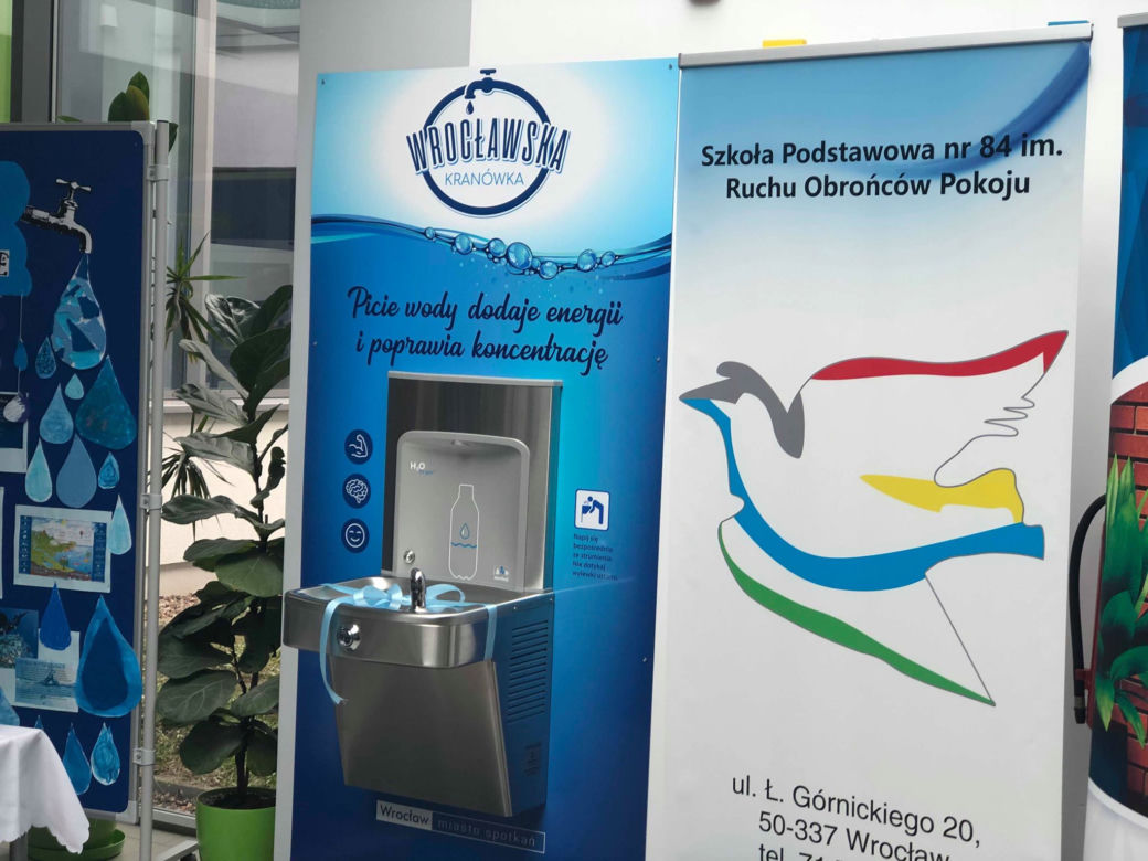 W 5 wrocławskich szkołach stanęły poidełka z których można pić wodę lub nalewać do ją biodegradowalnych bidonów. 