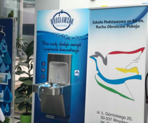 W 5 wrocławskich szkołach stanęły poidełka z których można pić wodę lub nalewać do ją biodegradowalnych bidonów. 