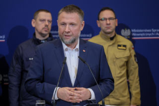 Szef MSWiA apeluje o ostrożność i rezygnację z podróży. Bądźcie gotowi