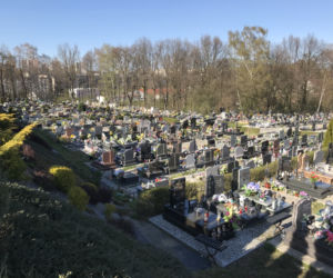 Ten cmentarz na Śląsku jest otwarty. Mieszkańcy odwiedzają groby bliskich