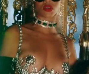 Rihanna Pour it Up (4)