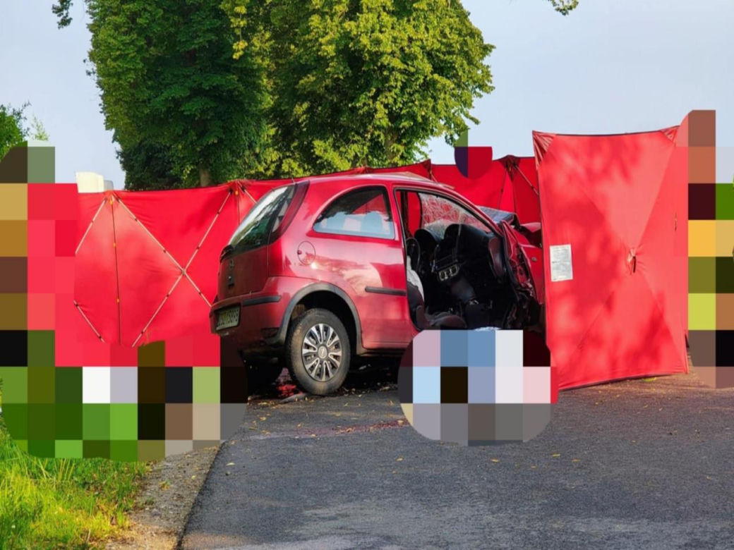 Tragedia w Storkowie: Opel Corsa roztrzaskał się na drzewie. Dwie osoby nie żyją
