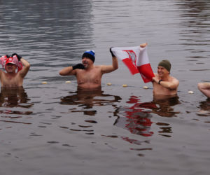 Bydgoskie morsy wskoczyły do Brdy! Za nami inauguracja sezonu na Wyspie Młyńskiej 