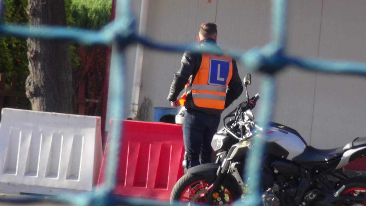 Wypadek motocyklisty podczas egzaminu na prawo jazdy. Służby interweniowały w WORD w Warszawie